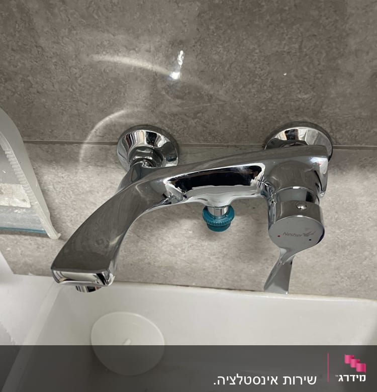 ברז כרום מעל כיור עם פקק וניקוז